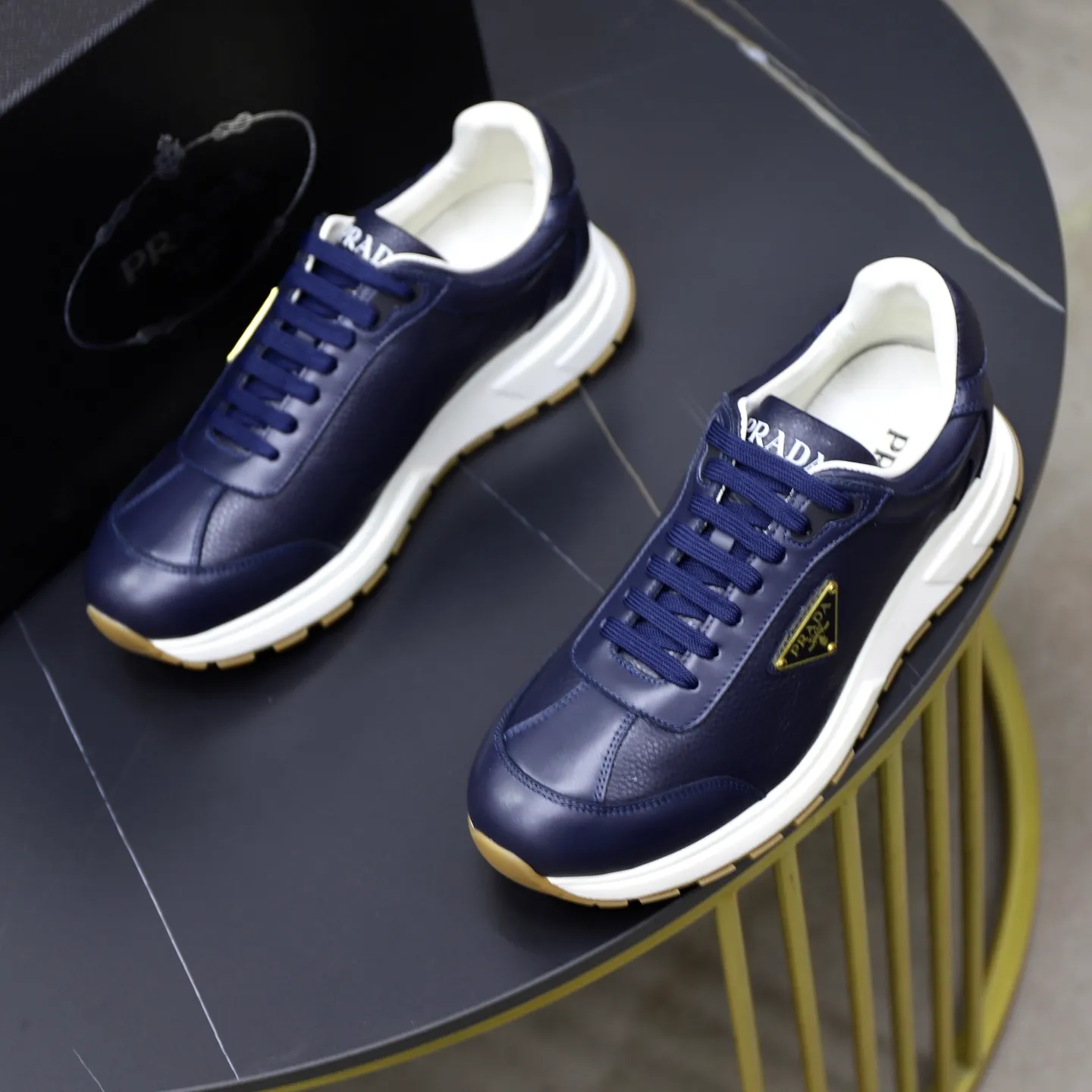 Factory price: 740💰Top original order Brand: PRADA (Prada) Standard code: Men's size 38/44 (45 can be customized) Grade: Same as the official website Material: Original cowhide stitching imported cowhide lining Original combination two-color wear-resistant soft outsole Style category: Leisure and sports version Young fashion European and American trend British style Color: Real picture color